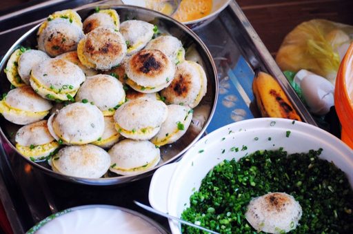 Thưởng thức món bánh căn nổi tiếng phố biển Nha Trang